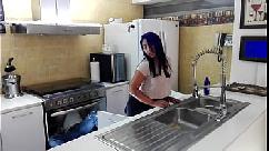 A milf seduces her neighbor to put his cock in her